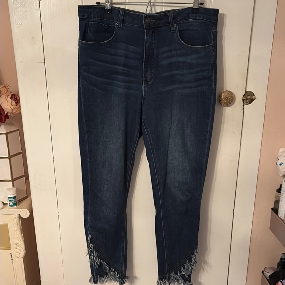 Women’s Elliott & Vine Dark Blue Frayed Hem  Jeans EUC 14